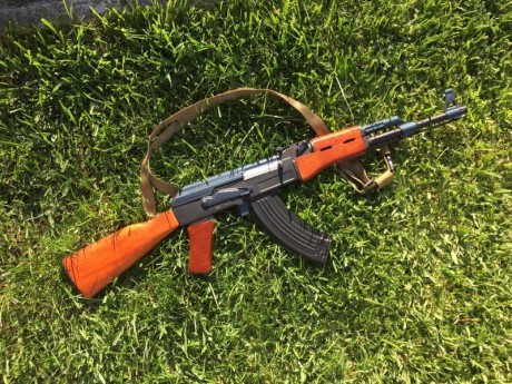Vendo replica de airsoft. Replica exacta en verdadero metal y madera del famoso AK 47. Calibre 6mm. Mejorada 00