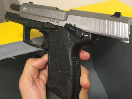 Pistola HK Standard con corredera plateada. Tiene colocado un fannel en la empuñadura para poder utilizar 00