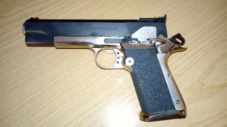 Un amigo me ha pedido que le anuncie una de sus armas.
Pistola llama Max II en 9mm. Con cinturon y 4 cargadores. 01