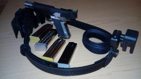 Un amigo me ha pedido que le anuncie una de sus armas.
Pistola llama Max II en 9mm. Con cinturon y 4 cargadores. 00