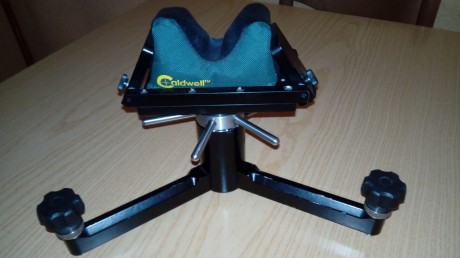 Seguimos liquidando el material de nuestro amigo fallecido. 
Se trata de un tripode de bench rest marca 00