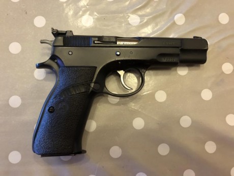 Vendo pistola Brno Model 75 calibre 9mm con dos cargadores. Precio 250 Euros. Atiendo wassap i teléfono. 02