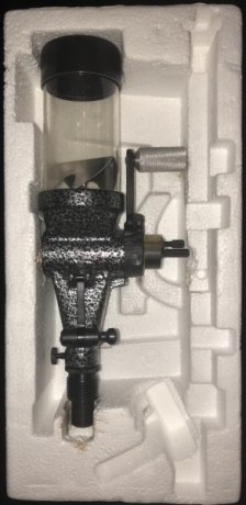 Se vende este magnífico dispensador de pólvora, del fabricante americano LYMAN, modelo NO. 55.
Es considerado 01