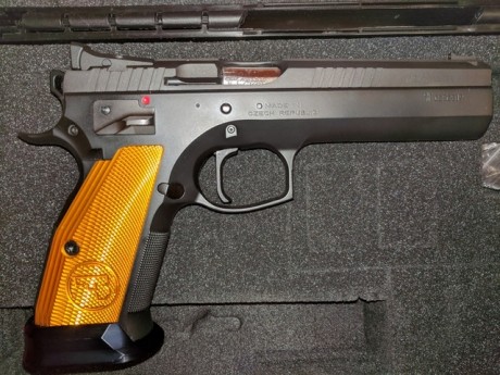 Vendo (por no usar) pistola CZ 75 Tactical Sports Orange
Calibre 9mm Parabellum.
Guiada en F. El arma 02