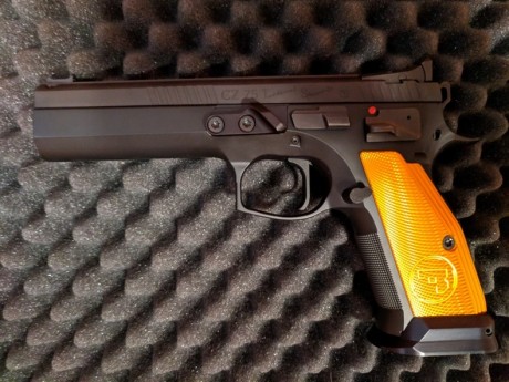 Vendo (por no usar) pistola CZ 75 Tactical Sports Orange
Calibre 9mm Parabellum.
Guiada en F. El arma 01