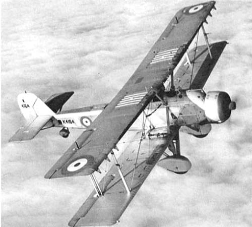 Sé que al principio de la II Guerra Mundial, habían en servicio algunos aviones biplanos (Gloster Gladiator, 42