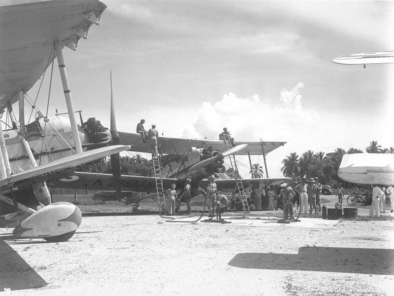 Sé que al principio de la II Guerra Mundial, habían en servicio algunos aviones biplanos (Gloster Gladiator, 41