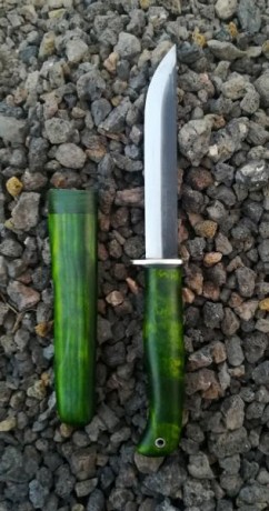 Hola. Presento aquí esta hoja que he encabado en abedul. Es de acero 80CrV2 y 12,5 cm de longitud con 02