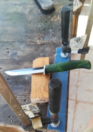 Hola. Presento aquí esta hoja que he encabado en abedul. Es de acero 80CrV2 y 12,5 cm de longitud con 10