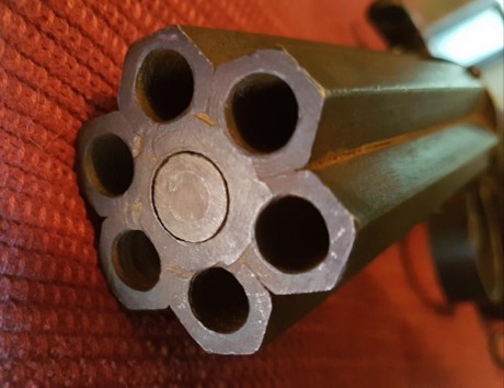   Vendo esta réplica alemana antigua de pistola avispero de 6 cañones NO funcional. Se amartilla y dispara 02