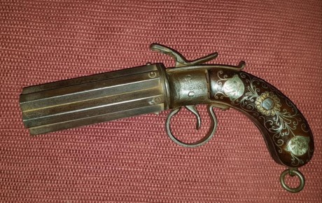   Vendo esta réplica alemana antigua de pistola avispero de 6 cañones NO funcional. Se amartilla y dispara 01