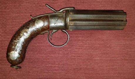   Vendo esta réplica alemana antigua de pistola avispero de 6 cañones NO funcional. Se amartilla y dispara 00