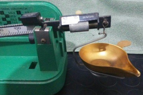 Báscula analógica RCBS modelo 10-10, estado bueno, sin plástico protector. Precio 50 euros, envío peninsular 02