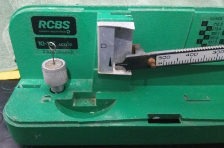 Báscula analógica RCBS modelo 10-10, estado bueno, sin plástico protector. Precio 50 euros, envío peninsular 01