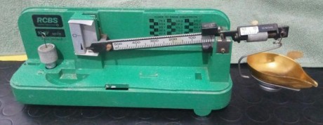 Báscula analógica RCBS modelo 10-10, estado bueno, sin plástico protector. Precio 50 euros, envío peninsular 00