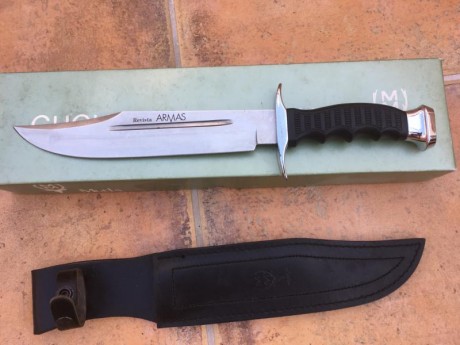 Vendo cuchillo de la casa MUELA . Tiene funda de cuero negro, y  lleva inscrita en un lado la marca Muela 00