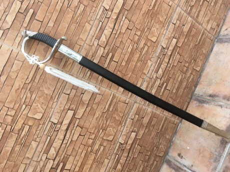 Vendo réplica del sable de los Marines USA. Tiene la hoja labrada y sin filo. Ideal para decoración.
40 02