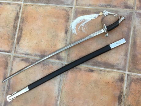 Vendo réplica del sable de los Marines USA. Tiene la hoja labrada y sin filo. Ideal para decoración.
40 01