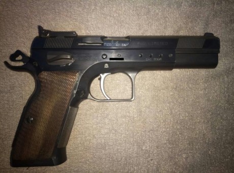 Hola, se vende pistola Tanfoglio Limited del 40 con 4 cargadores y un cañón adicional del 9mm con 2 cargadores,( 11