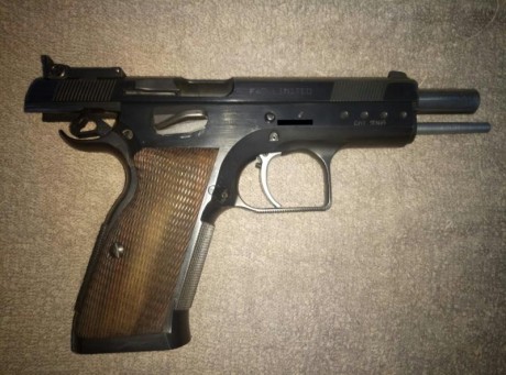 Hola, se vende pistola Tanfoglio Limited del 40 con 4 cargadores y un cañón adicional del 9mm con 2 cargadores,( 21