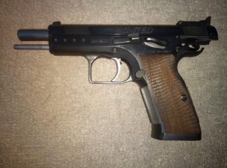 Hola, se vende pistola Tanfoglio Limited del 40 con 4 cargadores y un cañón adicional del 9mm con 2 cargadores,( 20