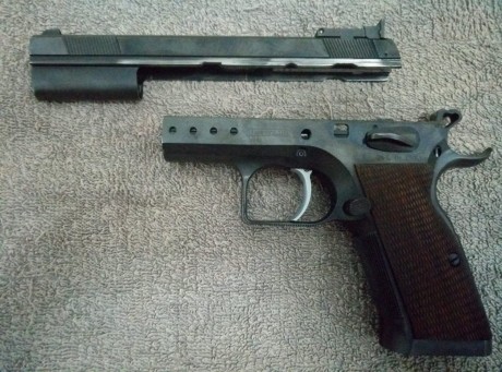 Hola, se vende pistola Tanfoglio Limited del 40 con 4 cargadores y un cañón adicional del 9mm con 2 cargadores,( 31