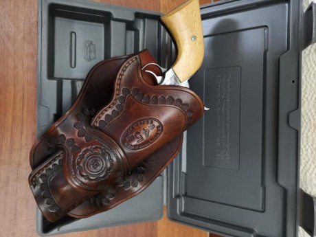 Vendo revolver Ruger Vaquero 45 lc guiado en F gatillo afinado está impecable 650€ está en bilbao 00