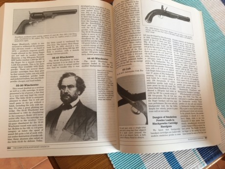 Vendo libro "The complete Blackpowder handbook". Está en inglés, pero no requiere un nivel demasiado 01
