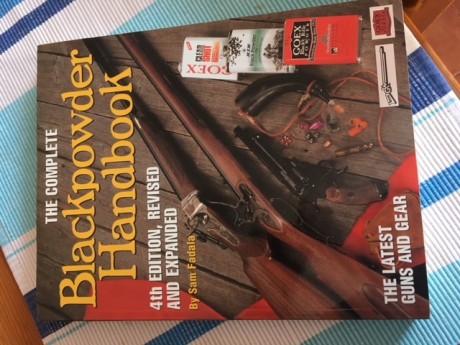 Vendo libro "The complete Blackpowder handbook". Está en inglés, pero no requiere un nivel demasiado 00