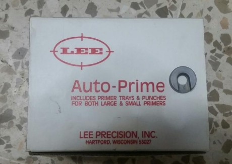 Se vende empistonador manual LEE, totalmente completo para las dos medidas de pistones, en su caja y con 01