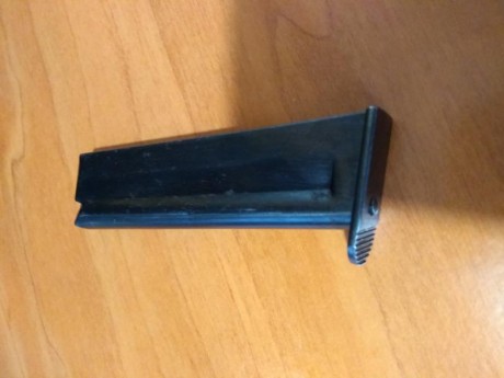 Vendo el siguiente cargador, desconozco el arma exacta, creo que es de una Star F 22 corto.
Lo vendo en 00