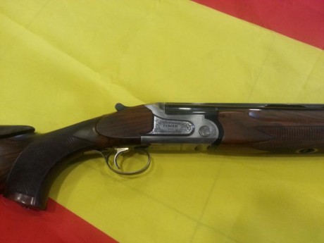 No tiene apenas uso. Extrtaordinaria escopeta a la altura de las mejores armas para el tiro al plato.Cambio 20