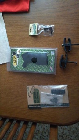 Buenos dias :duel-guns: 

Vendo lote de accesorios para Ar15 todos ellos sin estrenar.

 Solo queda click 02