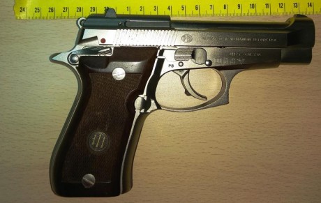 vendo por hacer hueco una pistola Beretta 81fs 7,65 /32 auto en aleacion y acero inoxidable con un cargador... 00