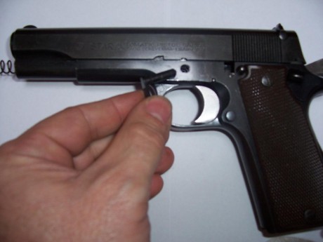 Para Oscar1975 y para todo el que le interese, voy a poner un tutorial del desmontaje de una pistola tipo 80