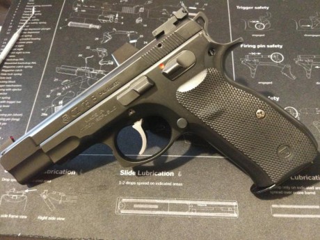 Hola amigos! ya que se muestran tantas armas buenas creo que a los propietarios de una cz 75 se nos tendría 02