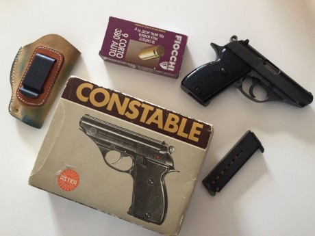 Hola, una compañera de trabajo vende una Astra Constable del calibre 9mm. corto (380acp), guiada en A.
La 00