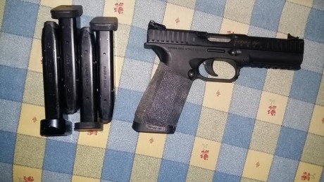 Unos 5000 tiros. 4 cargadores. Puntonde mira fino. Guia de muelle recuperador de acero. Muelles, aguja, 01