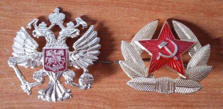 Hola. Vendo una boina reglamentaria en su momento en el ejército suizo, en muy buen estado, y dos emblemas 02