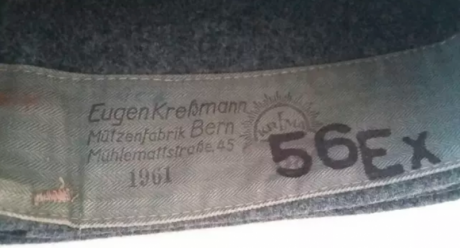 Hola. Vendo una boina reglamentaria en su momento en el ejército suizo, en muy buen estado, y dos emblemas 00