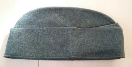 Hola. Vendo una boina reglamentaria en su momento en el ejército suizo, en muy buen estado, y dos emblemas 11