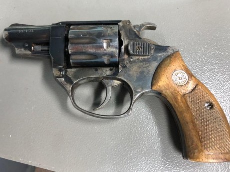 Buenas un amigo vende su revólver de 2”, el aspecto exterior se nota el porte diario, pero funciona perfectamente. 02