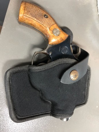 Buenas un amigo vende su revólver de 2”, el aspecto exterior se nota el porte diario, pero funciona perfectamente. 01