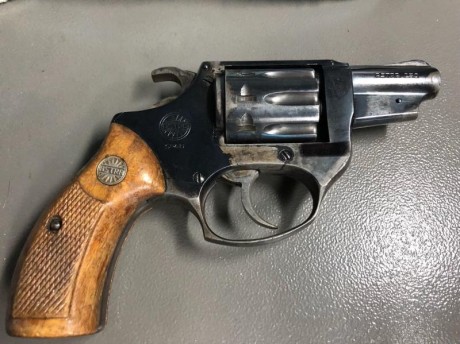 Buenas un amigo vende su revólver de 2”, el aspecto exterior se nota el porte diario, pero funciona perfectamente. 00