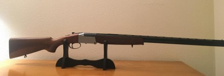 Vendo escopeta superpuesta marca   INVESTARM  calibre 12 mm magnum.
Admite en carga las tres medidas del 02
