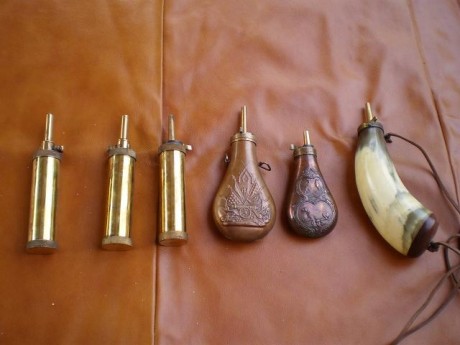 se venden polvoreras.
las cilindricas a 20€
las aplastadas a 25€
la de cuerno 60€
estan en el Collado 00