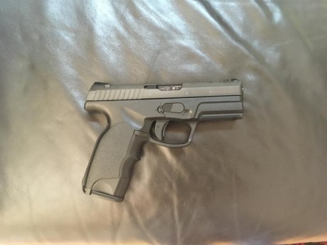 Hola vendo esta pistola sin apenas uso con dos cargadores;yo habré tirado unas 150 balas y el anterior 01