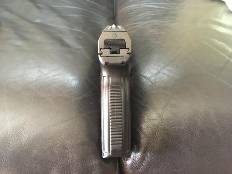 Hola vendo esta pistola sin apenas uso con dos cargadores;yo habré tirado unas 150 balas y el anterior 00