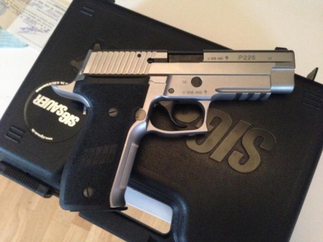 Vendo Sig Sauer P226 9mm Inox, en absoluto perfecto estado, se incluyen dos cargadores , maletin original 01