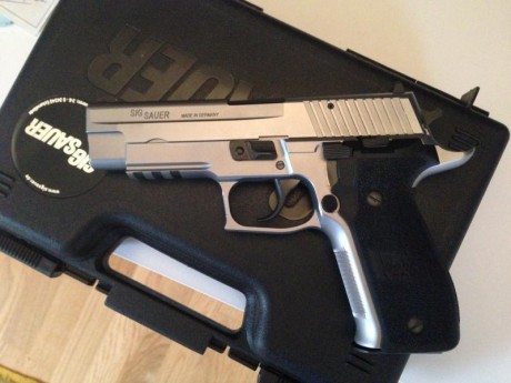 Vendo Sig Sauer P226 9mm Inox, en absoluto perfecto estado, se incluyen dos cargadores , maletin original 00